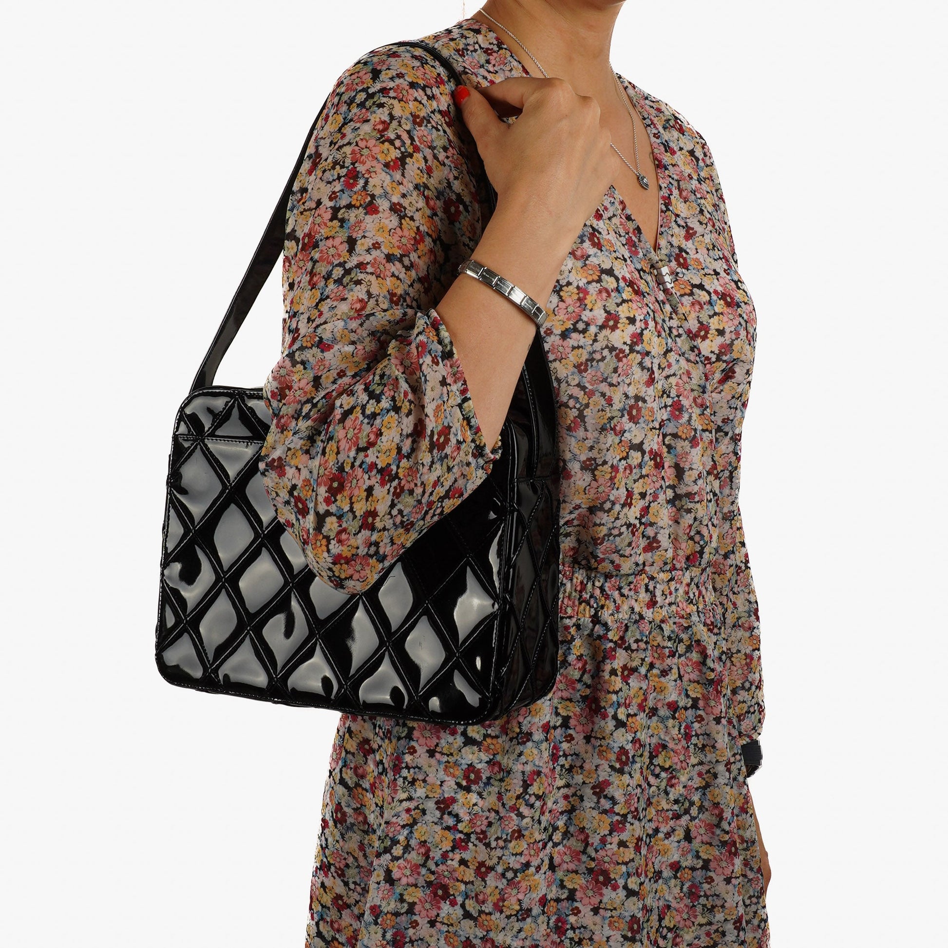 Chanel Diamond Stitch Schultertasche aus schwarzem gestepptem Lackleder