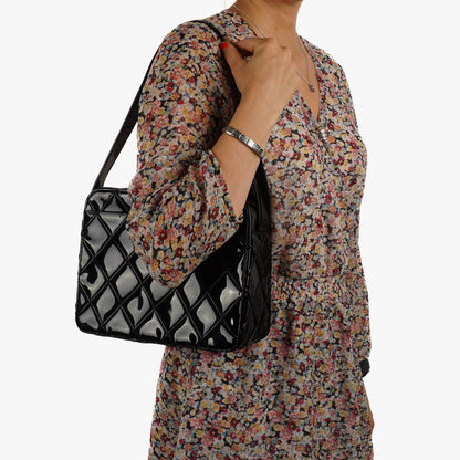 Chanel Diamond Stitch Schultertasche aus schwarzem gestepptem Lackleder