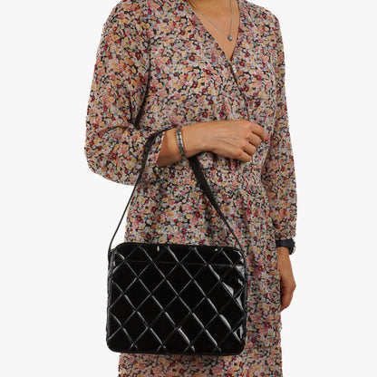 Chanel Diamond Stitch Schultertasche aus schwarzem gestepptem Lackleder