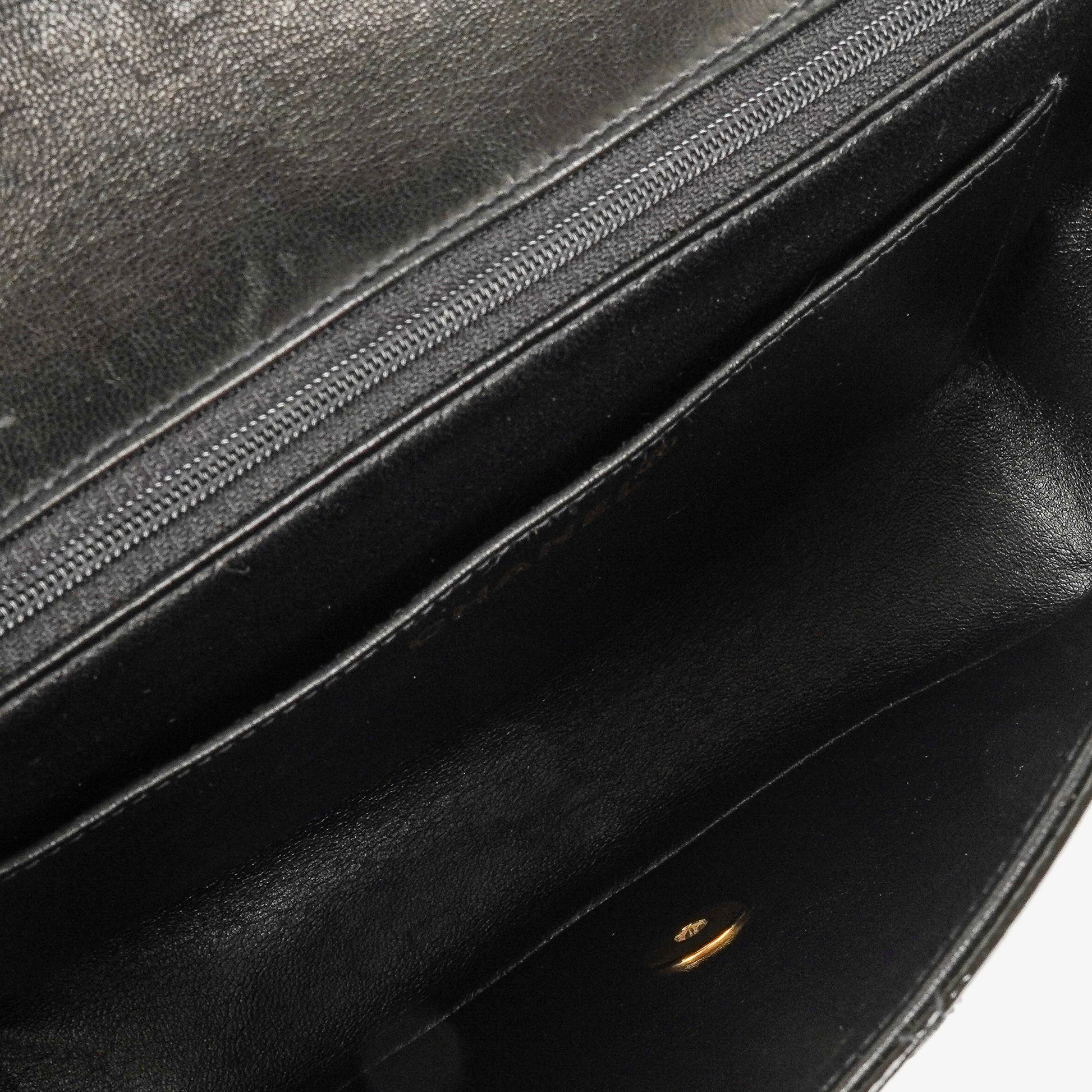 Chanel Single Flap Tasche aus schwarzem gestepptem Lackleder mit 24K vergoldeten Beschlägen