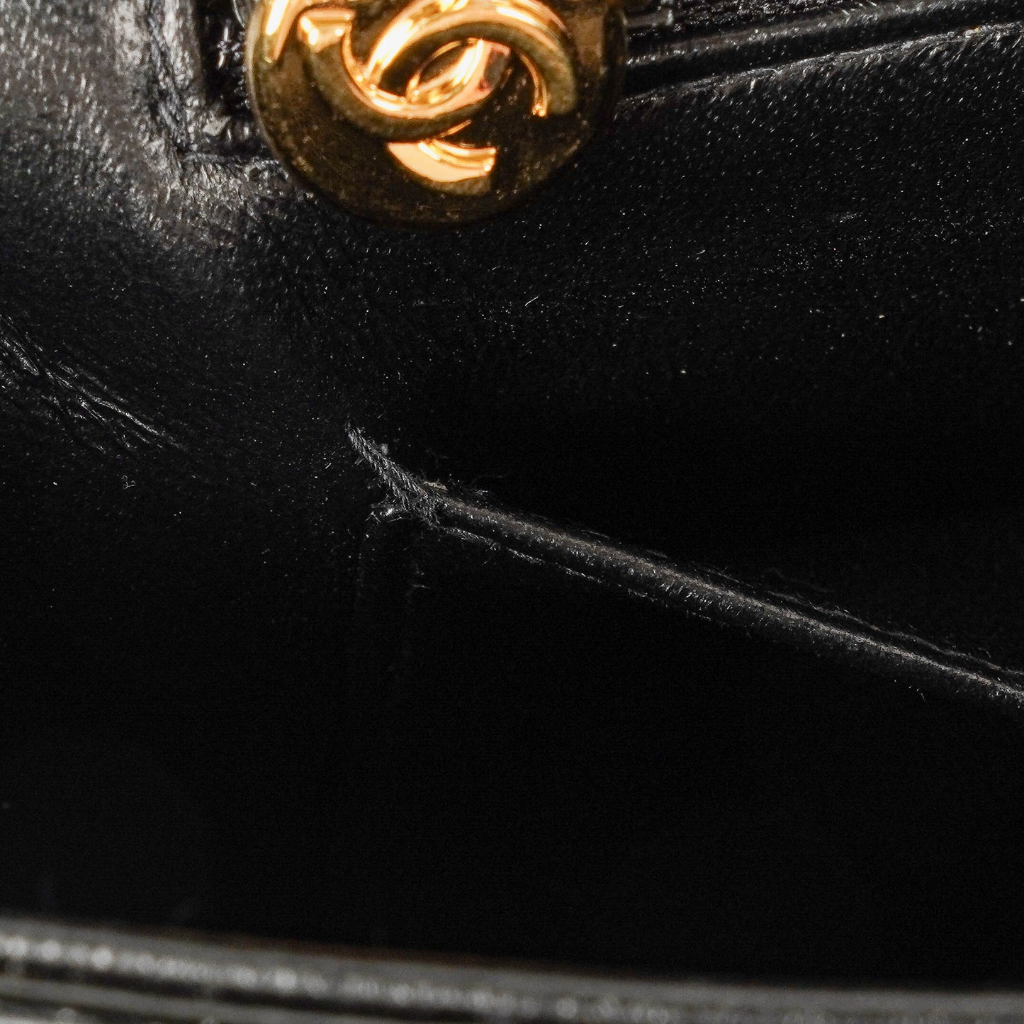 Chanel Single Flap Tasche aus schwarzem gestepptem Lackleder mit 24K vergoldeten Beschlägen
