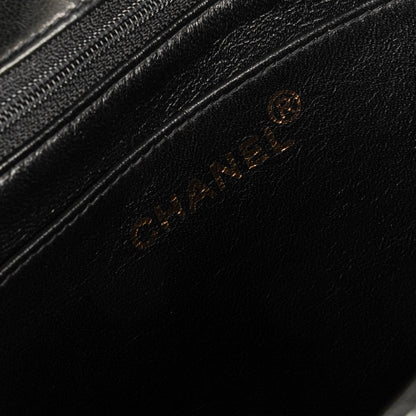 Chanel Single Flap Tasche aus schwarzem gestepptem Lackleder mit 24K vergoldeten Beschlägen