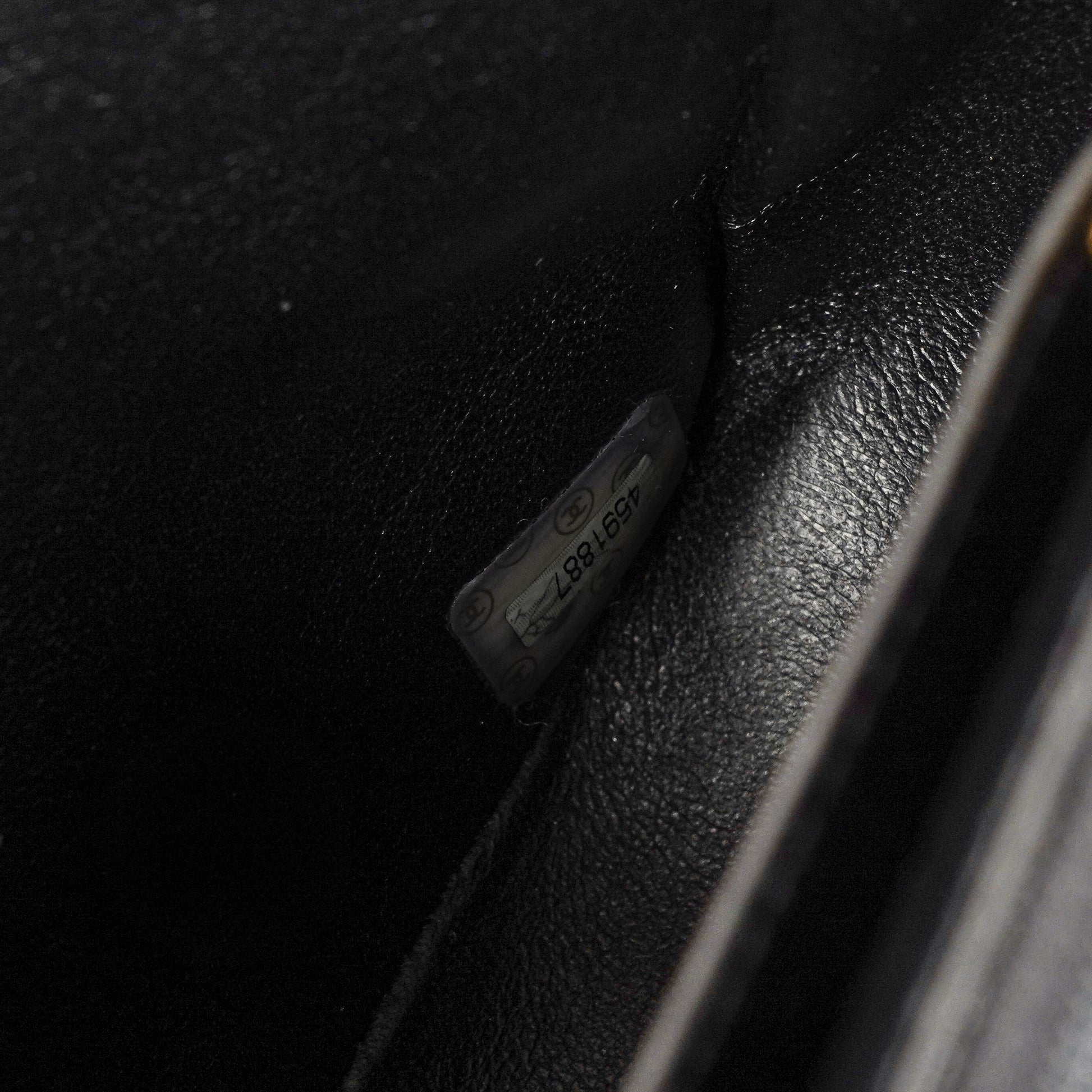 Chanel Single Flap Tasche aus schwarzem gestepptem Lackleder mit 24K vergoldeten Beschlägen