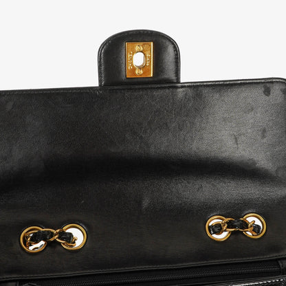 Chanel Single Flap Tasche aus schwarzem gestepptem Lackleder mit 24K vergoldeten Beschlägen