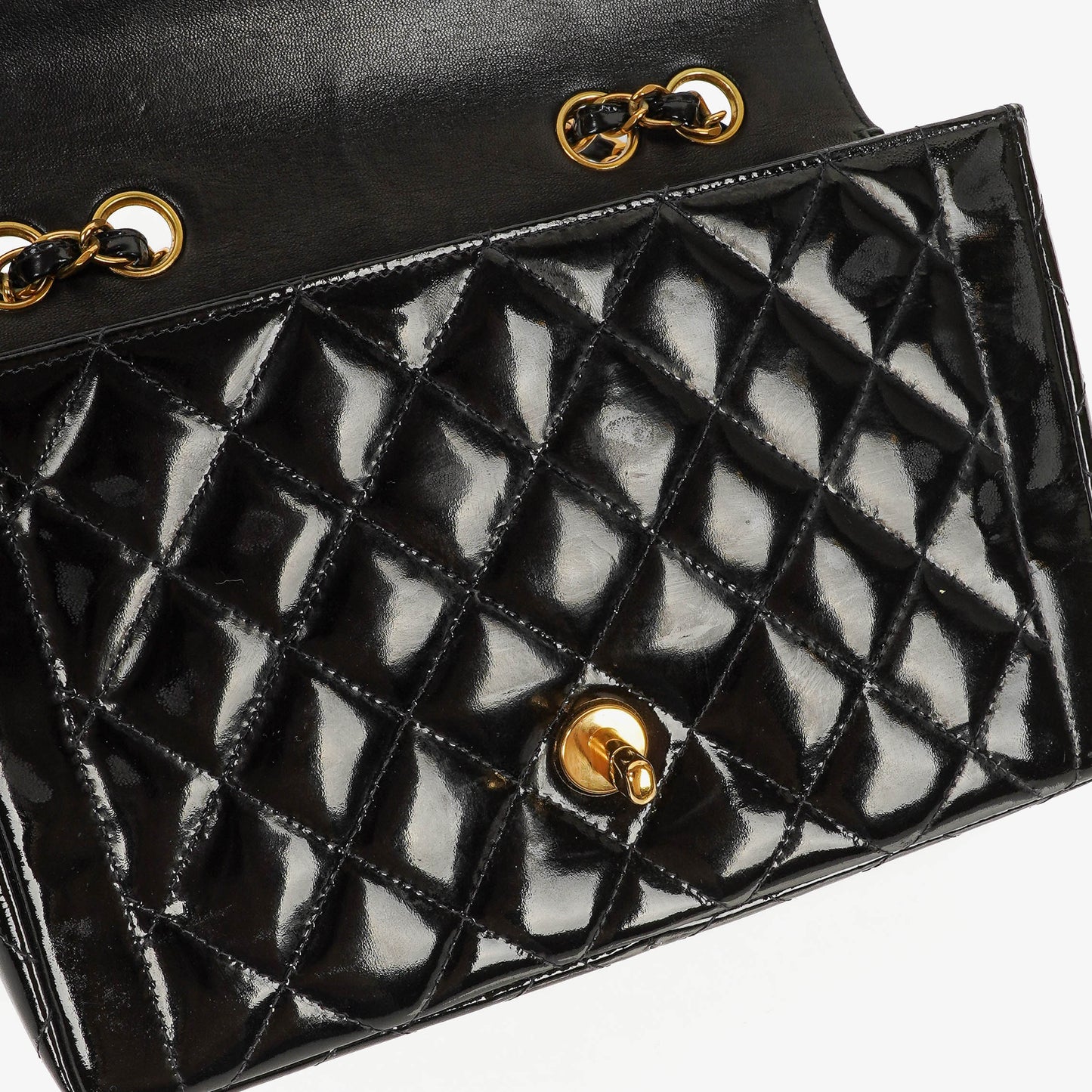Chanel Single Flap Tasche aus schwarzem gestepptem Lackleder mit 24K vergoldeten Beschlägen