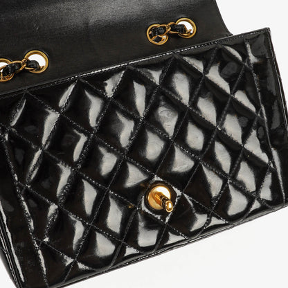 Chanel Single Flap Tasche aus schwarzem gestepptem Lackleder mit 24K vergoldeten Beschlägen