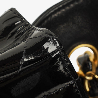 Chanel Single Flap Tasche aus schwarzem gestepptem Lackleder mit 24K vergoldeten Beschlägen