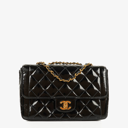 Chanel Single Flap Tasche aus schwarzem gestepptem Lackleder mit 24K vergoldeten Beschlägen