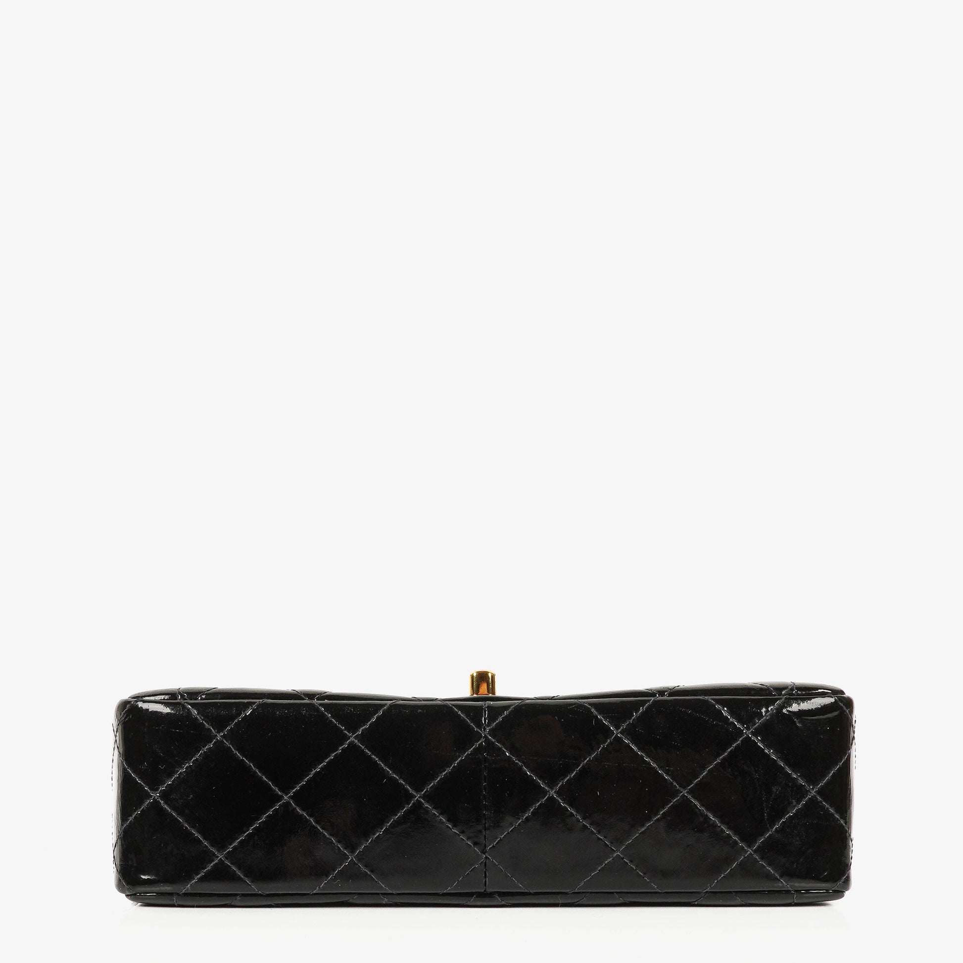 Chanel Single Flap Tasche aus schwarzem gestepptem Lackleder mit 24K vergoldeten Beschlägen