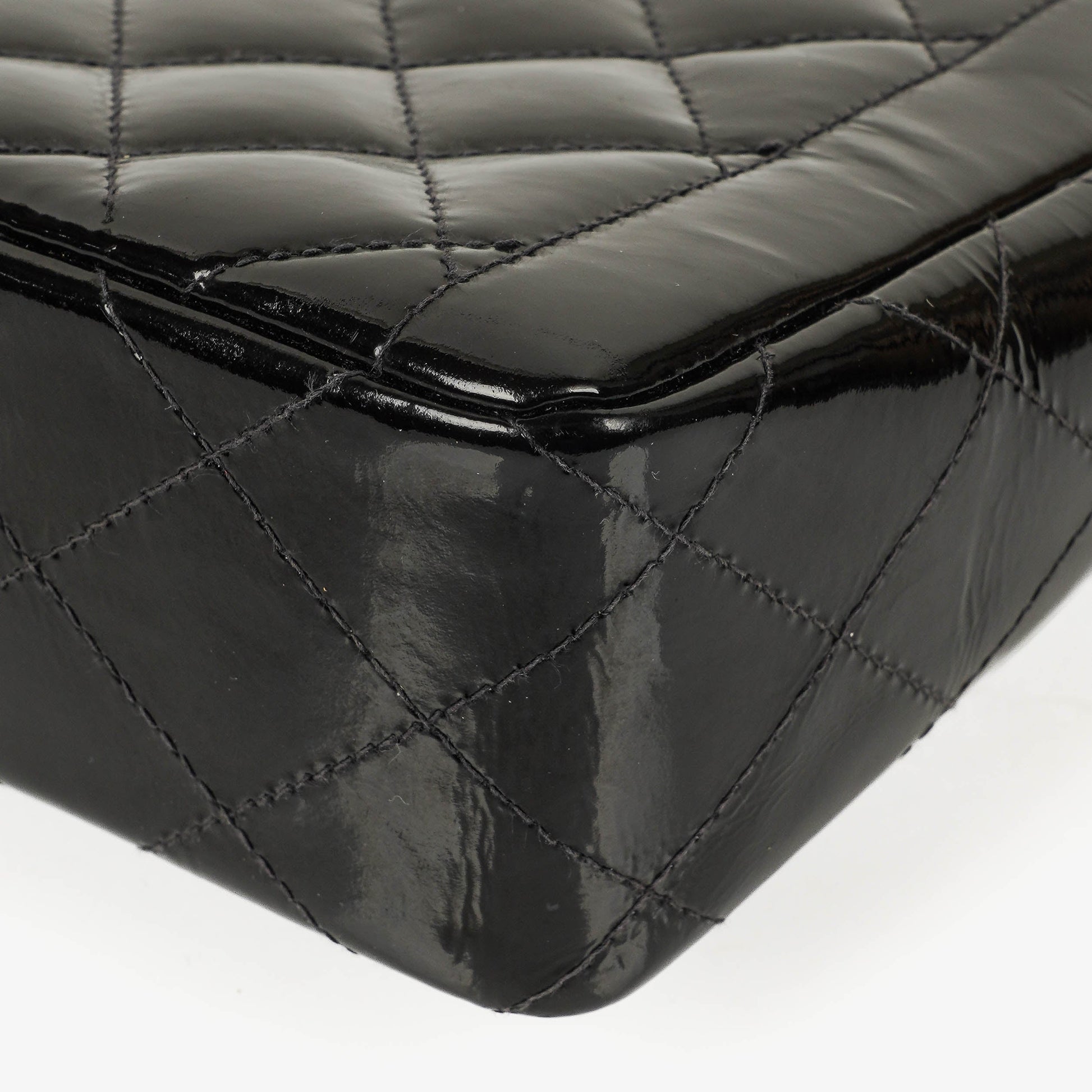 Chanel Single Flap Tasche aus schwarzem gestepptem Lackleder mit 24K vergoldeten Beschlägen