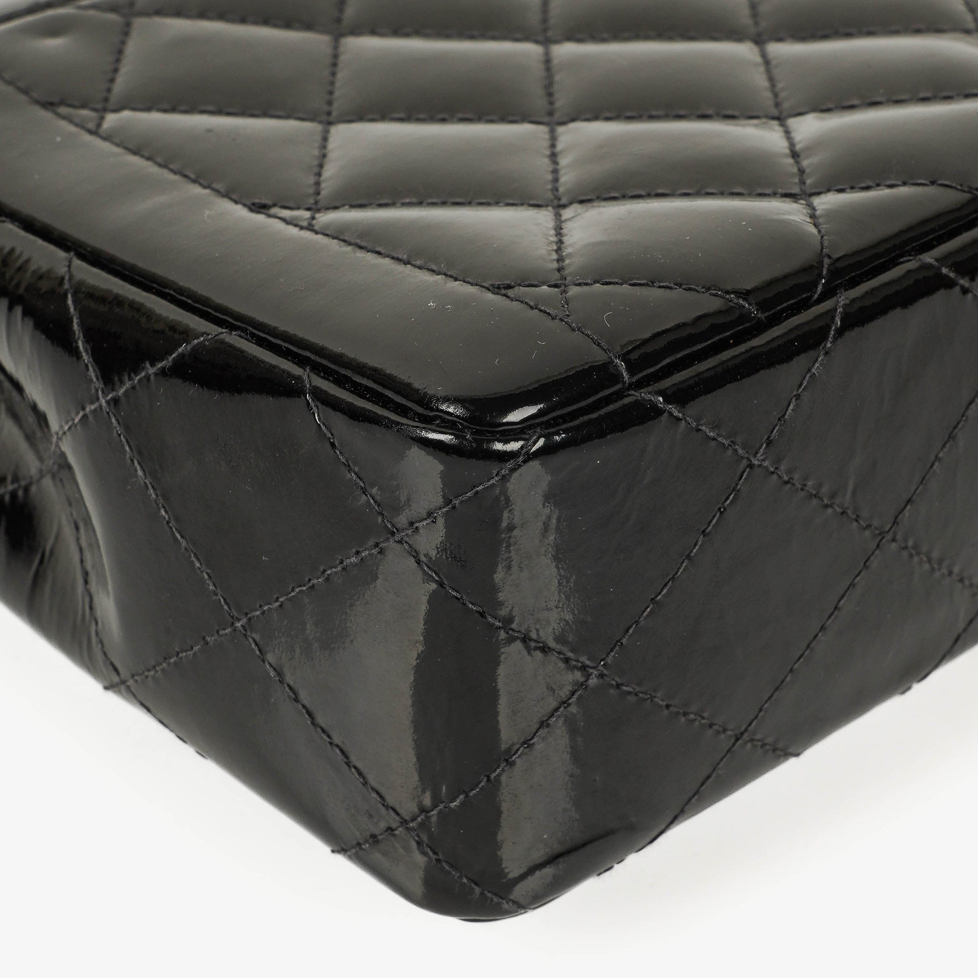 Chanel Single Flap Tasche aus schwarzem gestepptem Lackleder mit 24K vergoldeten Beschlägen