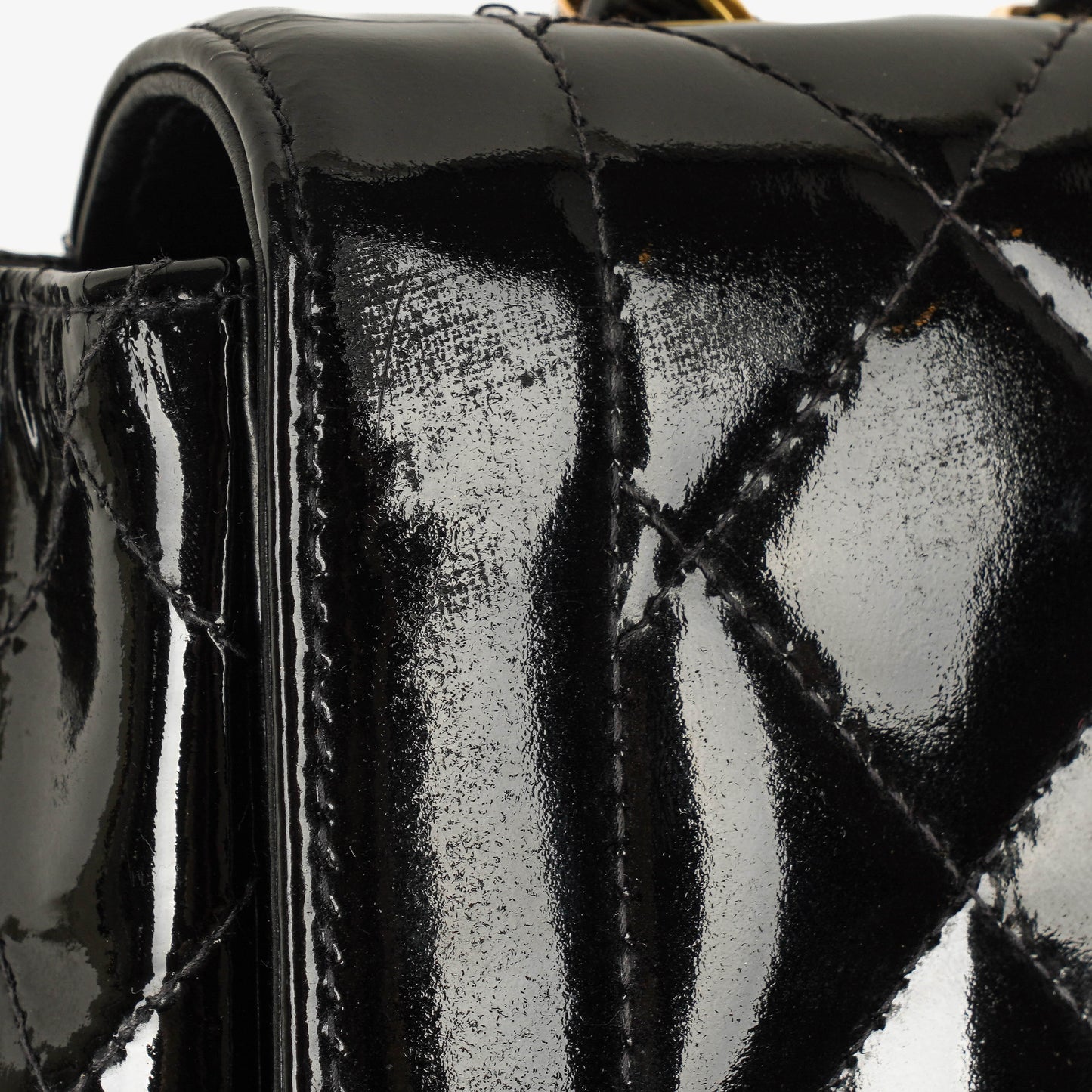 Chanel Single Flap Tasche aus schwarzem gestepptem Lackleder mit 24K vergoldeten Beschlägen