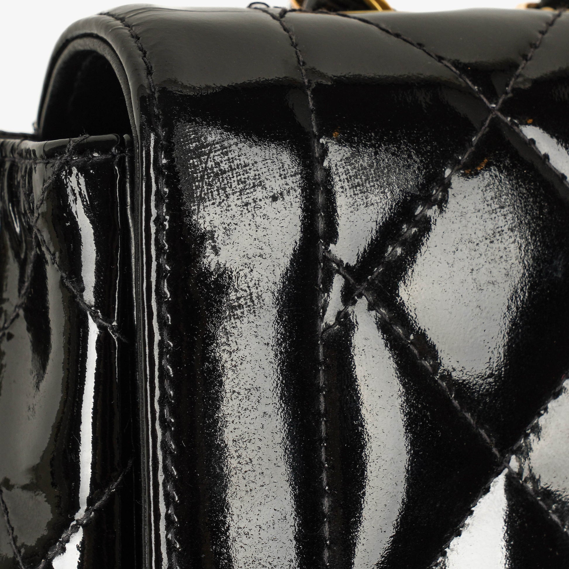 Chanel Single Flap Tasche aus schwarzem gestepptem Lackleder mit 24K vergoldeten Beschlägen