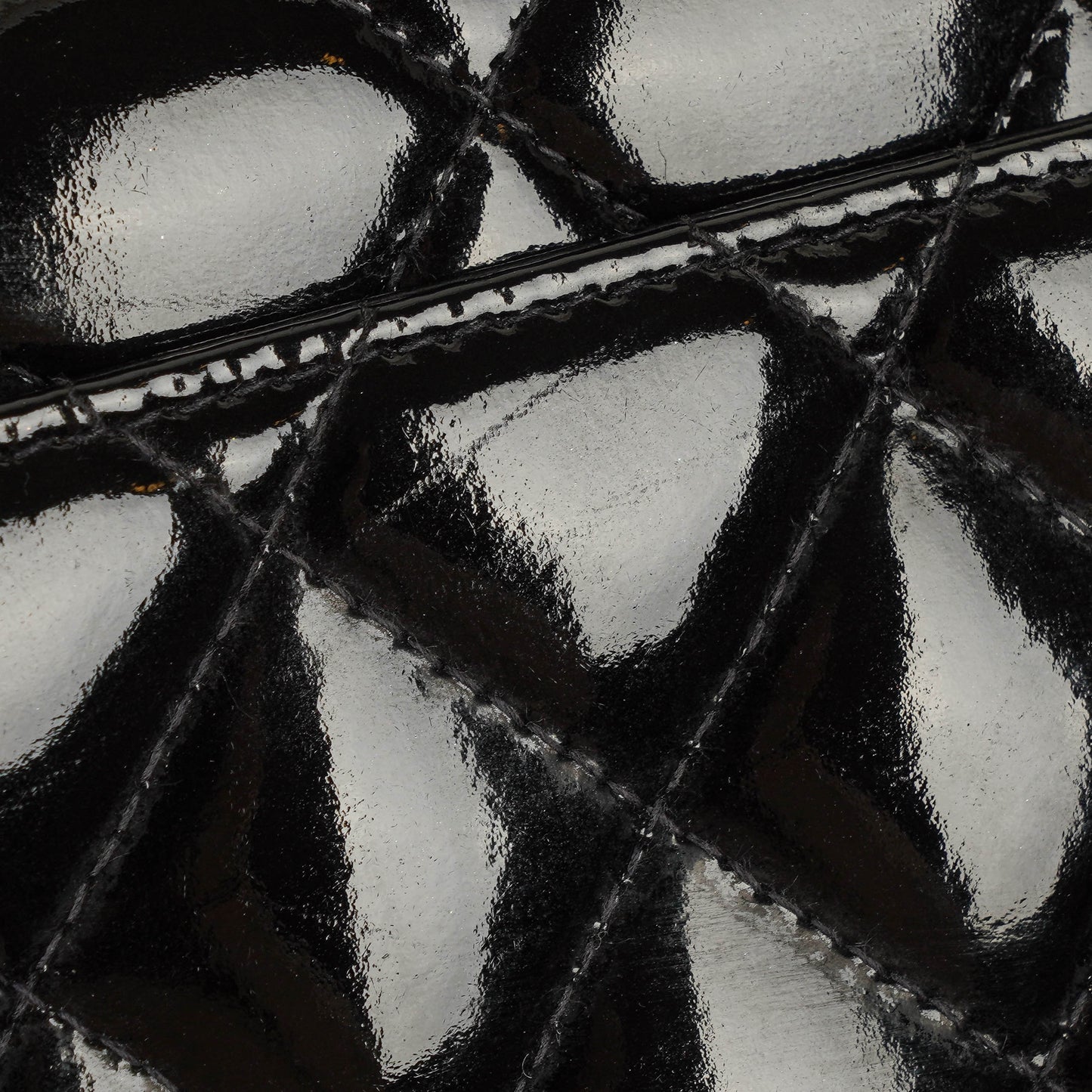 Chanel Single Flap Tasche aus schwarzem gestepptem Lackleder mit 24K vergoldeten Beschlägen