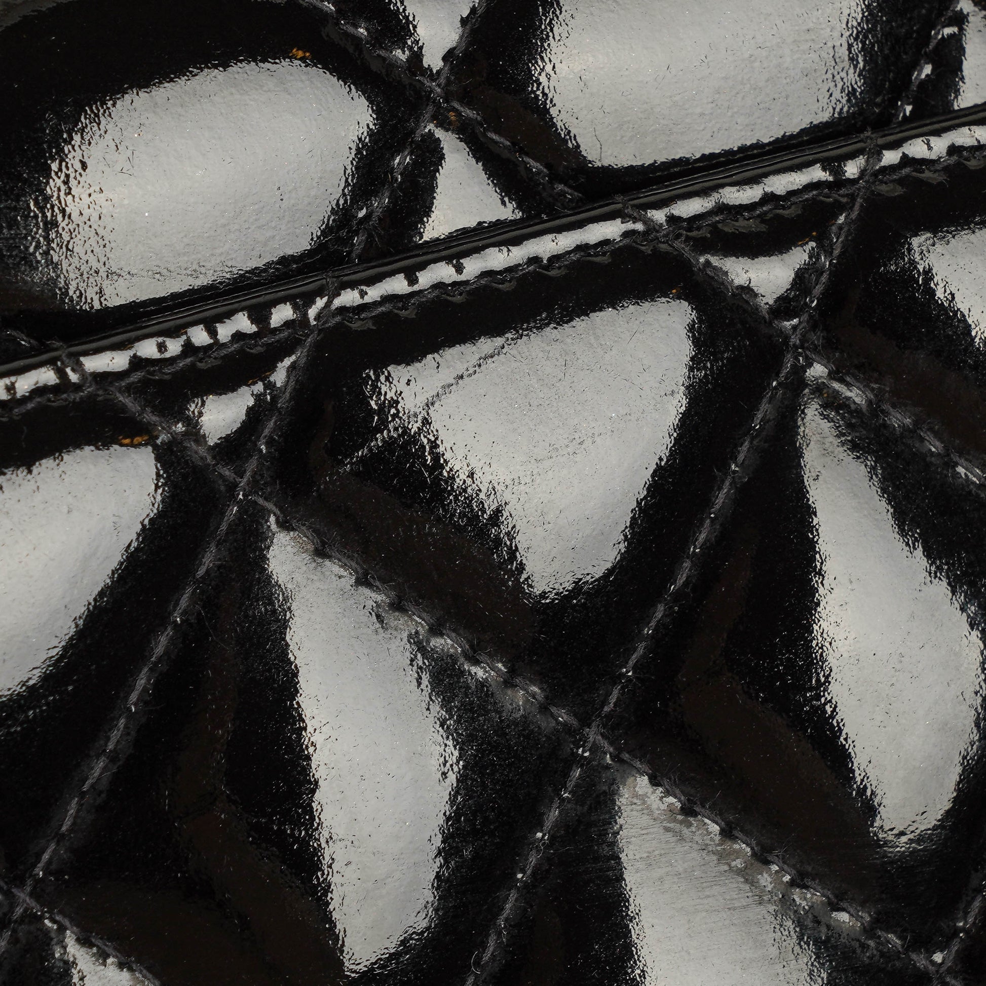 Chanel Single Flap Tasche aus schwarzem gestepptem Lackleder mit 24K vergoldeten Beschlägen