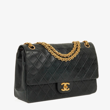 Chanel Vintage Medium Timeless Classic Double Flap Tasche aus schwarzem gestepptem Lammleder mit 24K vergoldeter Hardware und Mademoiselle-Kette