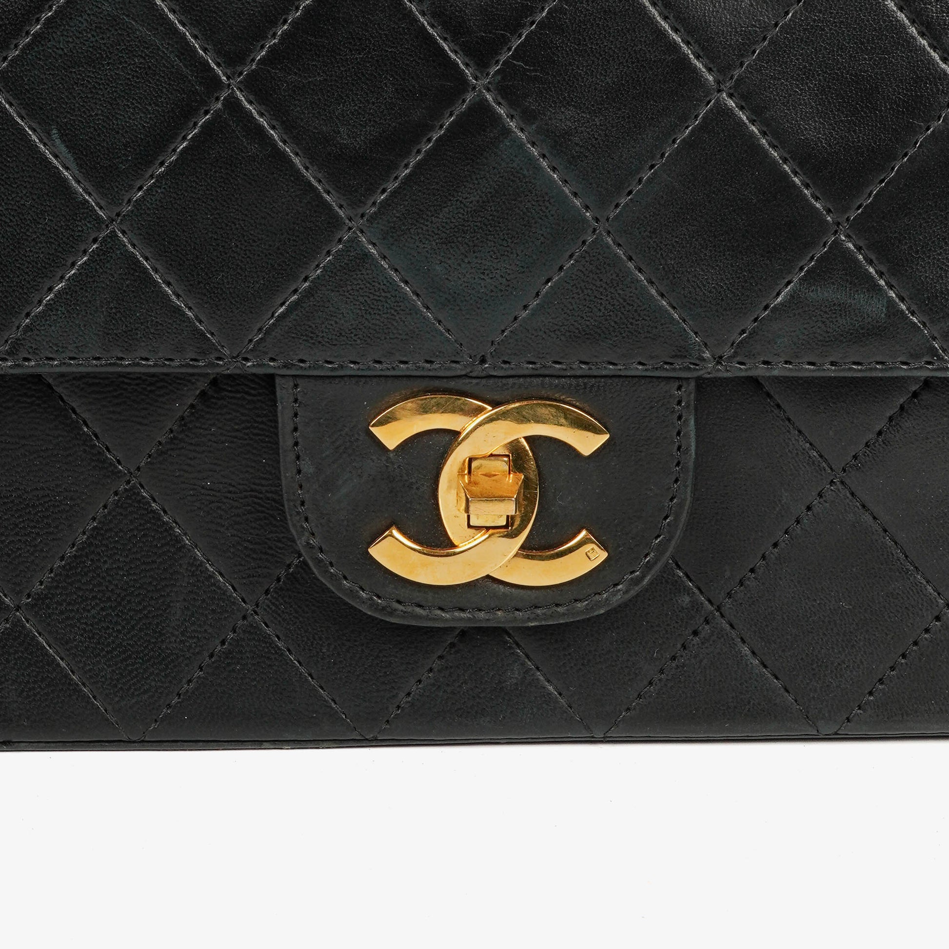 Chanel Vintage Medium Timeless Classic Double Flap Tasche aus schwarzem gestepptem Lammleder mit 24K vergoldeter Hardware und Mademoiselle-Kette