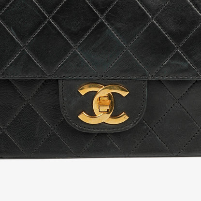 Chanel Vintage Medium Timeless Classic Double Flap Tasche aus schwarzem gestepptem Lammleder mit 24K vergoldeter Hardware und Mademoiselle-Kette