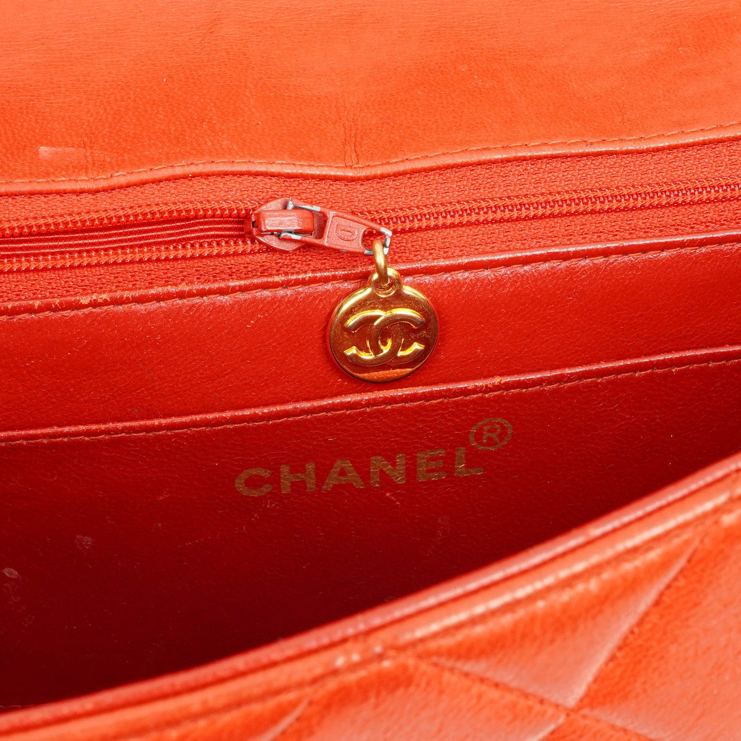 Chanel Vintage Small Diana Flap Tasche aus rotem gestepptem Leder mit 24K vergoldeten Beschlägen