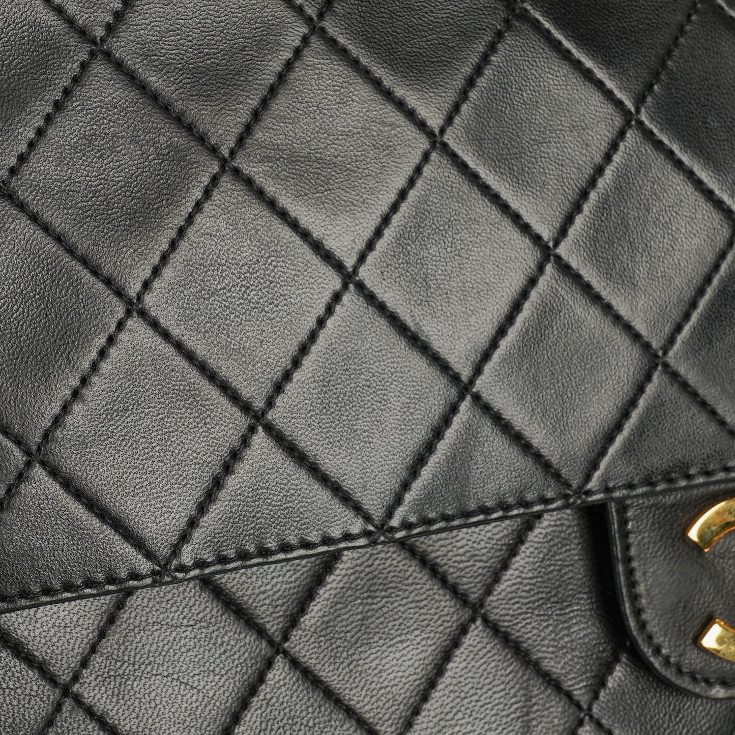Chanel Vintage Medium Timeless Classic Double Flap Tasche aus schwarzem gestepptem Lammleder mit 24K vergoldeter Hardware und Mademoiselle-Kette