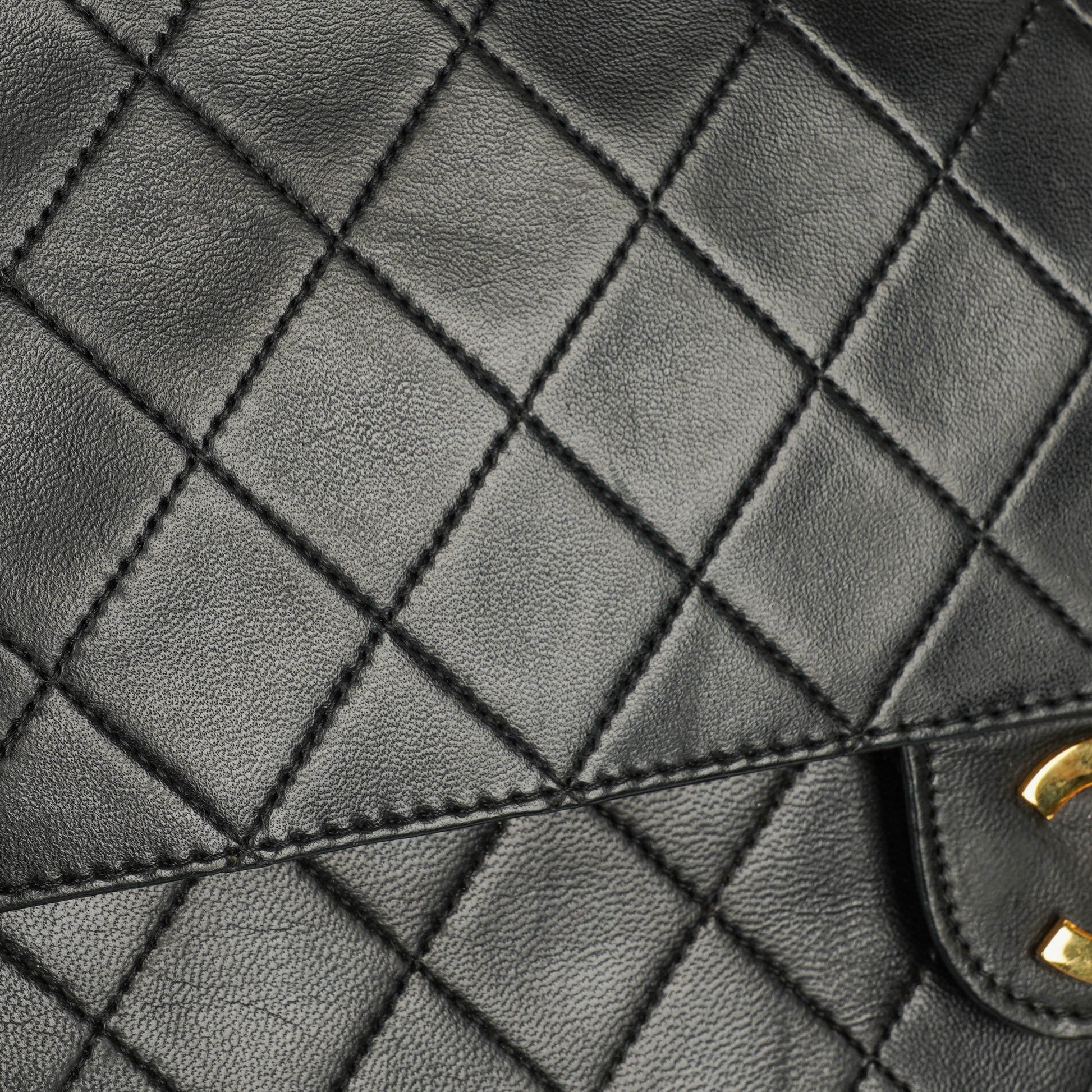 Chanel Vintage Medium Timeless Classic Double Flap Tasche aus schwarzem gestepptem Lammleder mit 24K vergoldeter Hardware und Mademoiselle-Kette