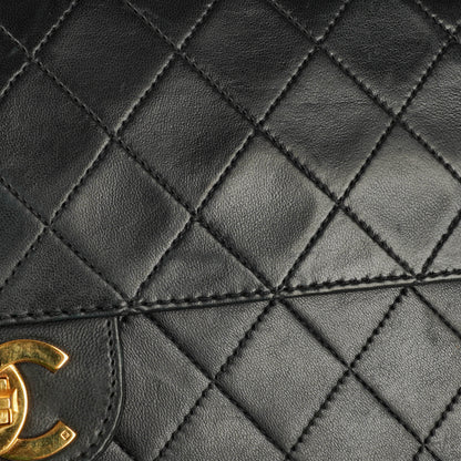 Chanel Vintage Medium Timeless Classic Double Flap Tasche aus schwarzem gestepptem Lammleder mit 24K vergoldeter Hardware und Mademoiselle-Kette