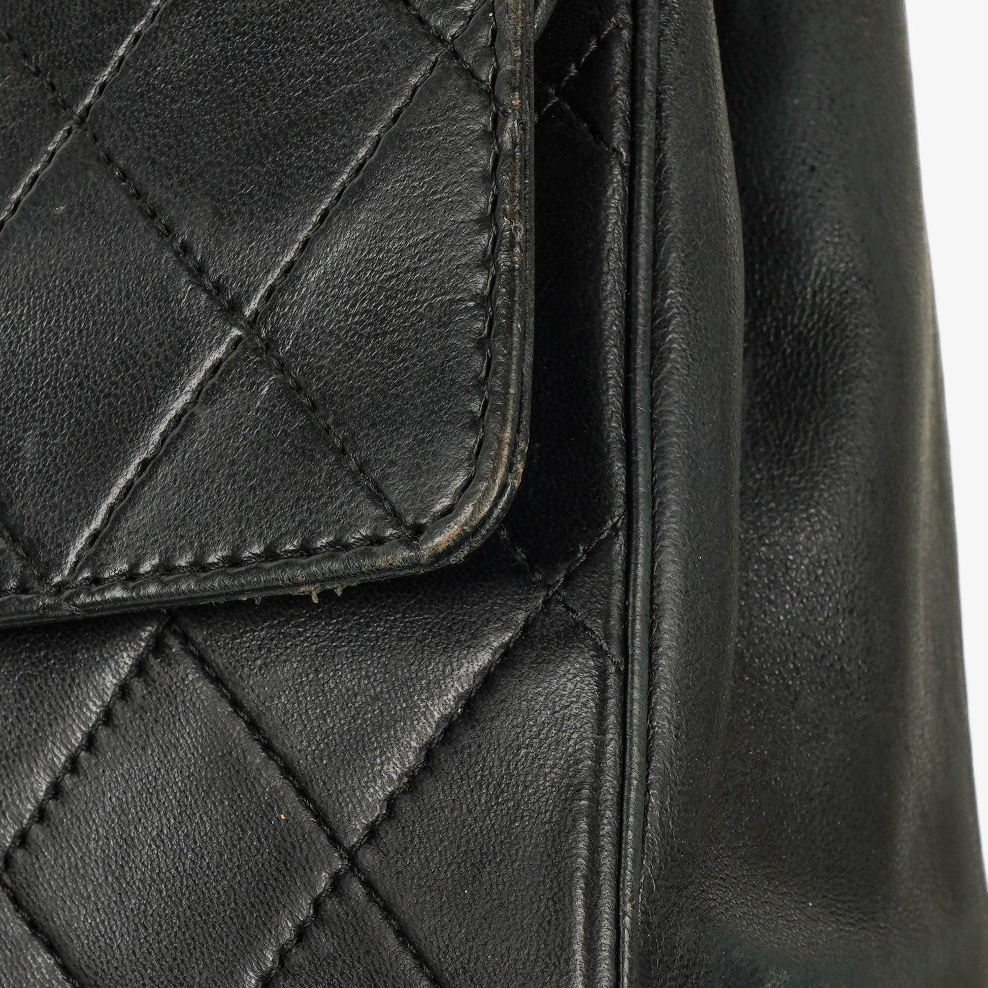Chanel Vintage Medium Timeless Classic Double Flap Tasche aus schwarzem gestepptem Lammleder mit 24K vergoldeter Hardware und Mademoiselle-Kette