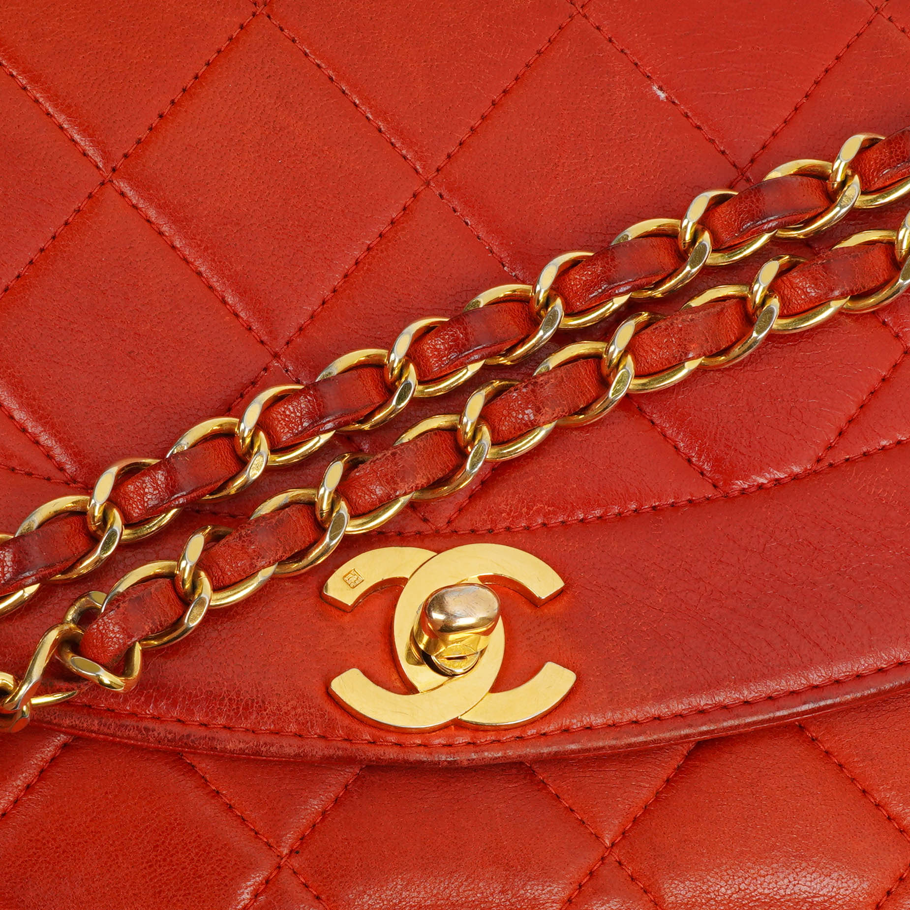 Chanel Vintage Small Diana Flap Tasche aus rotem gestepptem Leder mit 24K vergoldeten Beschlägen