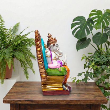 Ganesha auf Thron – 28 cm Statue aus Polyresin