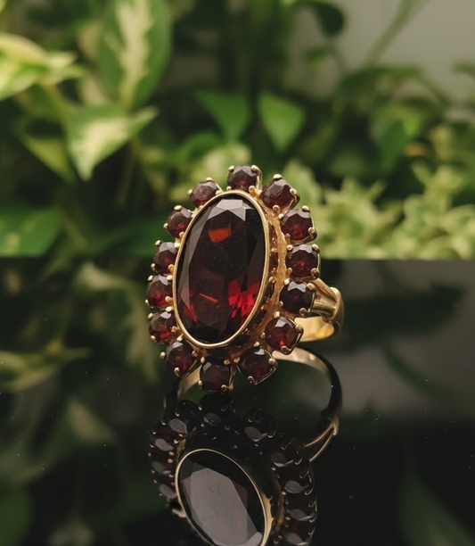 8K Gelbgold Cocktailring – Granat im Kranz (Halo)