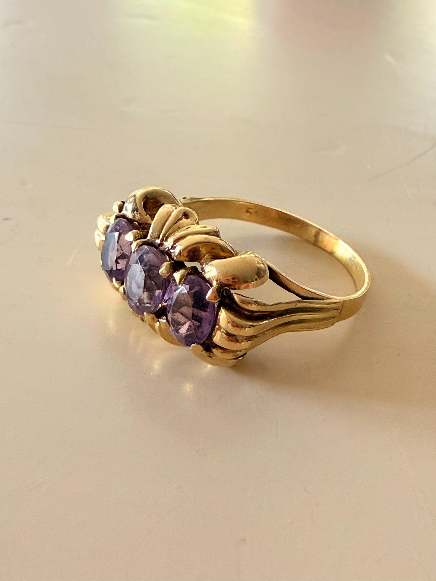 Eleganter Ring mit Amethysten in 585 Gelbgold - Größe 59
