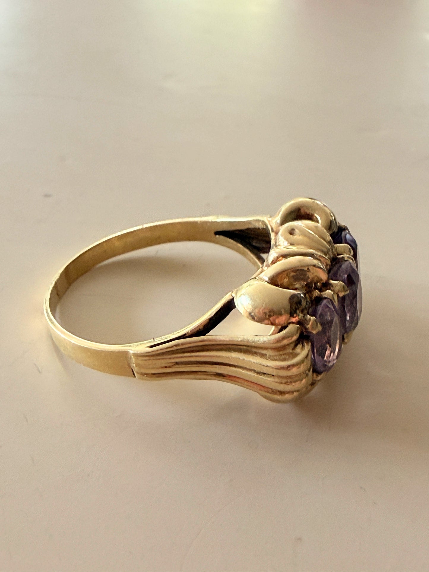 Eleganter Ring mit Amethysten in 585 Gelbgold - Größe 59