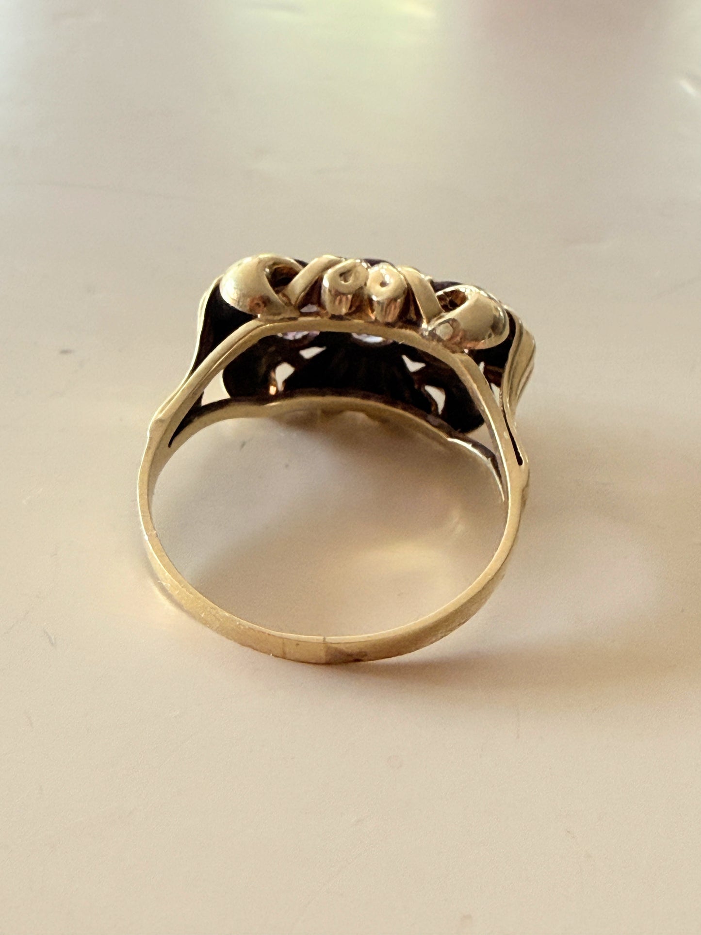 Eleganter Ring mit Amethysten in 585 Gelbgold - Größe 59