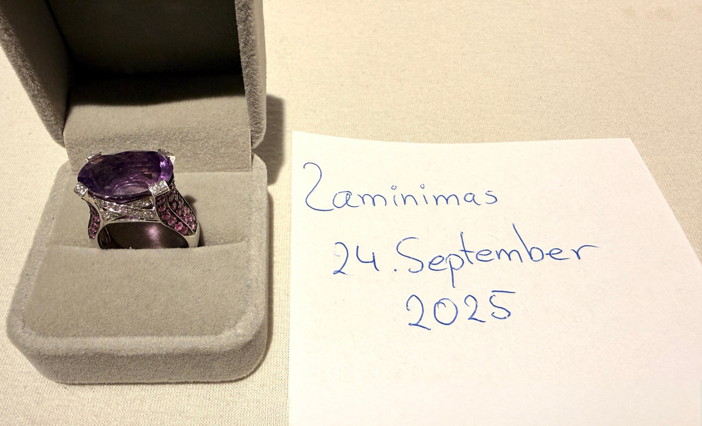 Exklusiver 18 Karat Weißgold-Ring mit Amethysten, Rubinen & Diamanten