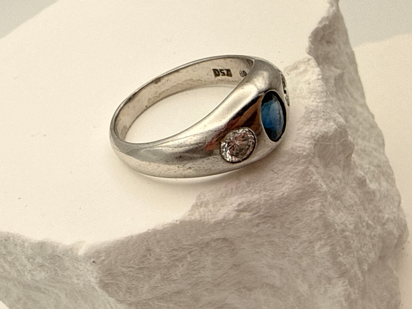 Elegant 750 White Gold Ring with Sapphire & 2 Brilliant-Cut Diamonds