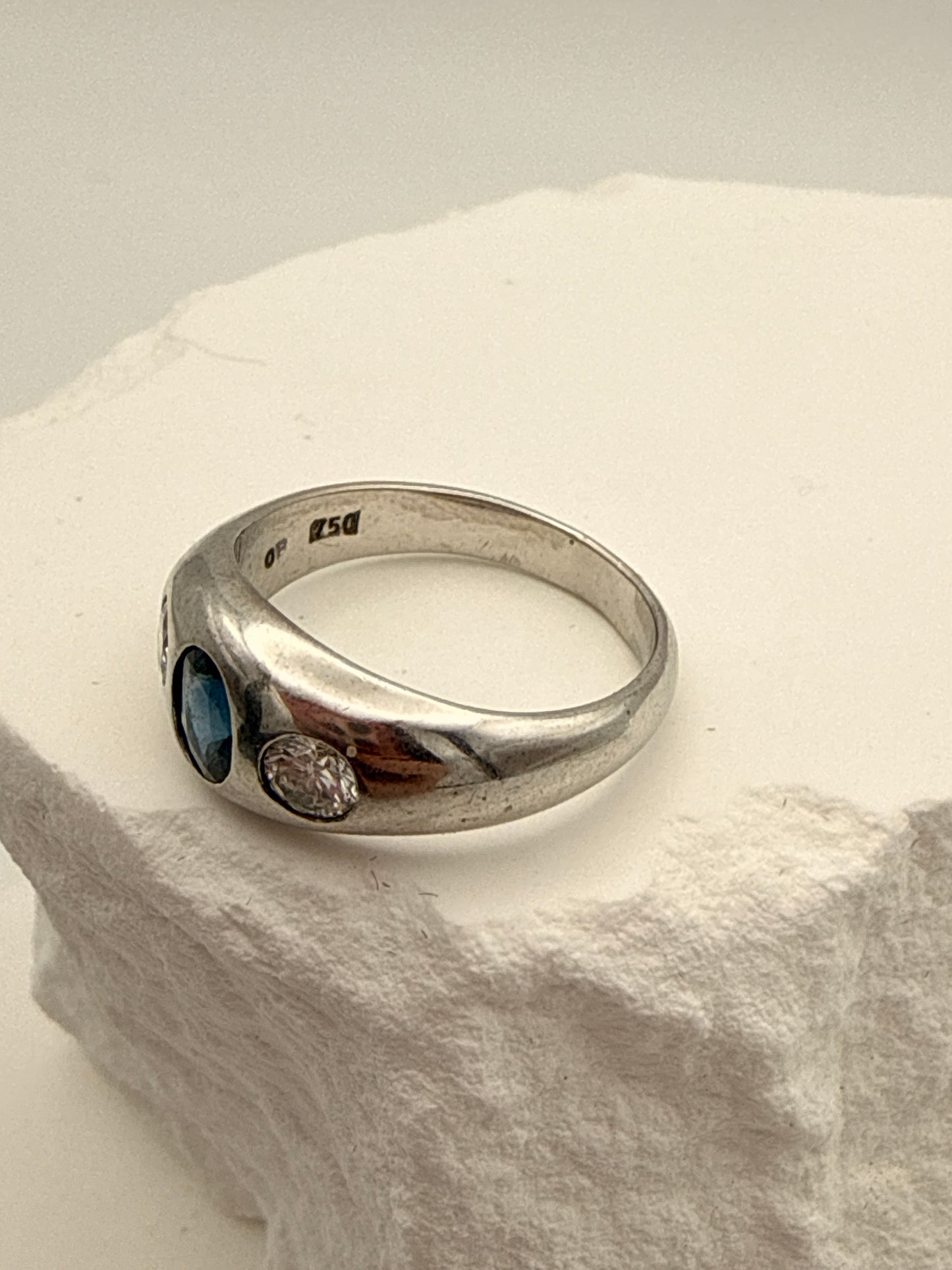 Elegant 750 White Gold Ring with Sapphire & 2 Brilliant-Cut Diamonds