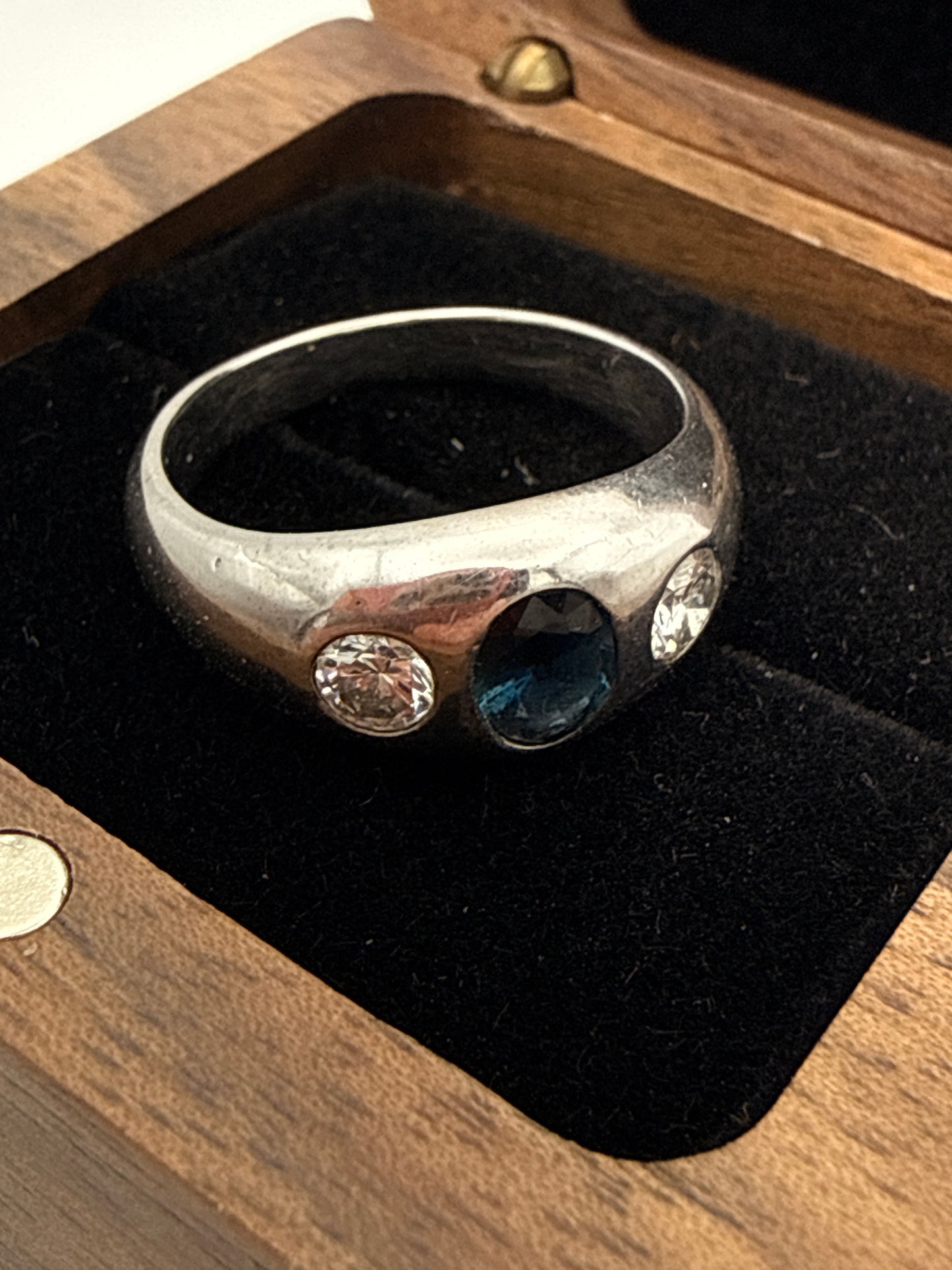 Elegant 750 White Gold Ring with Sapphire & 2 Brilliant-Cut Diamonds