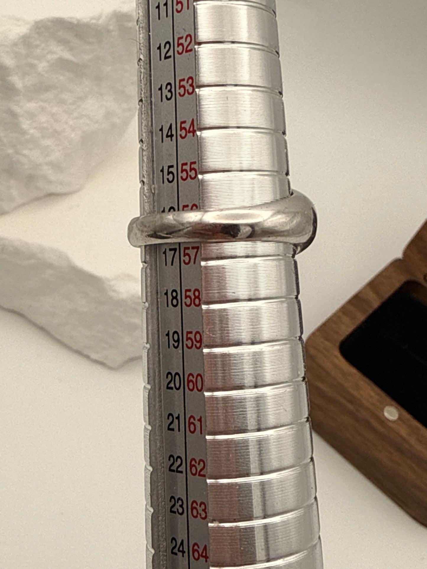 Elegant 750 White Gold Ring with Sapphire & 2 Brilliant-Cut Diamonds