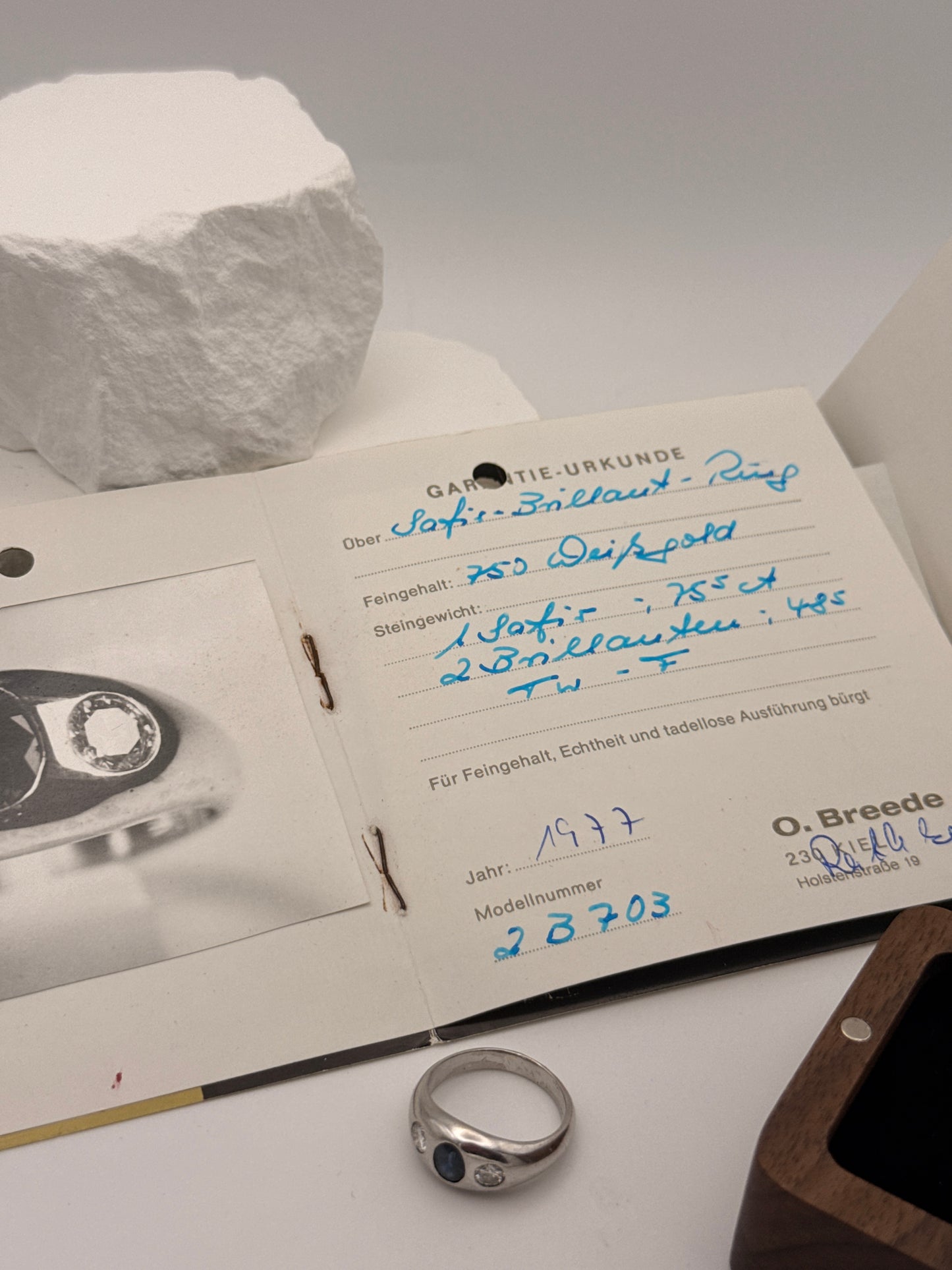 Elegant 750 White Gold Ring with Sapphire & 2 Brilliant-Cut Diamonds