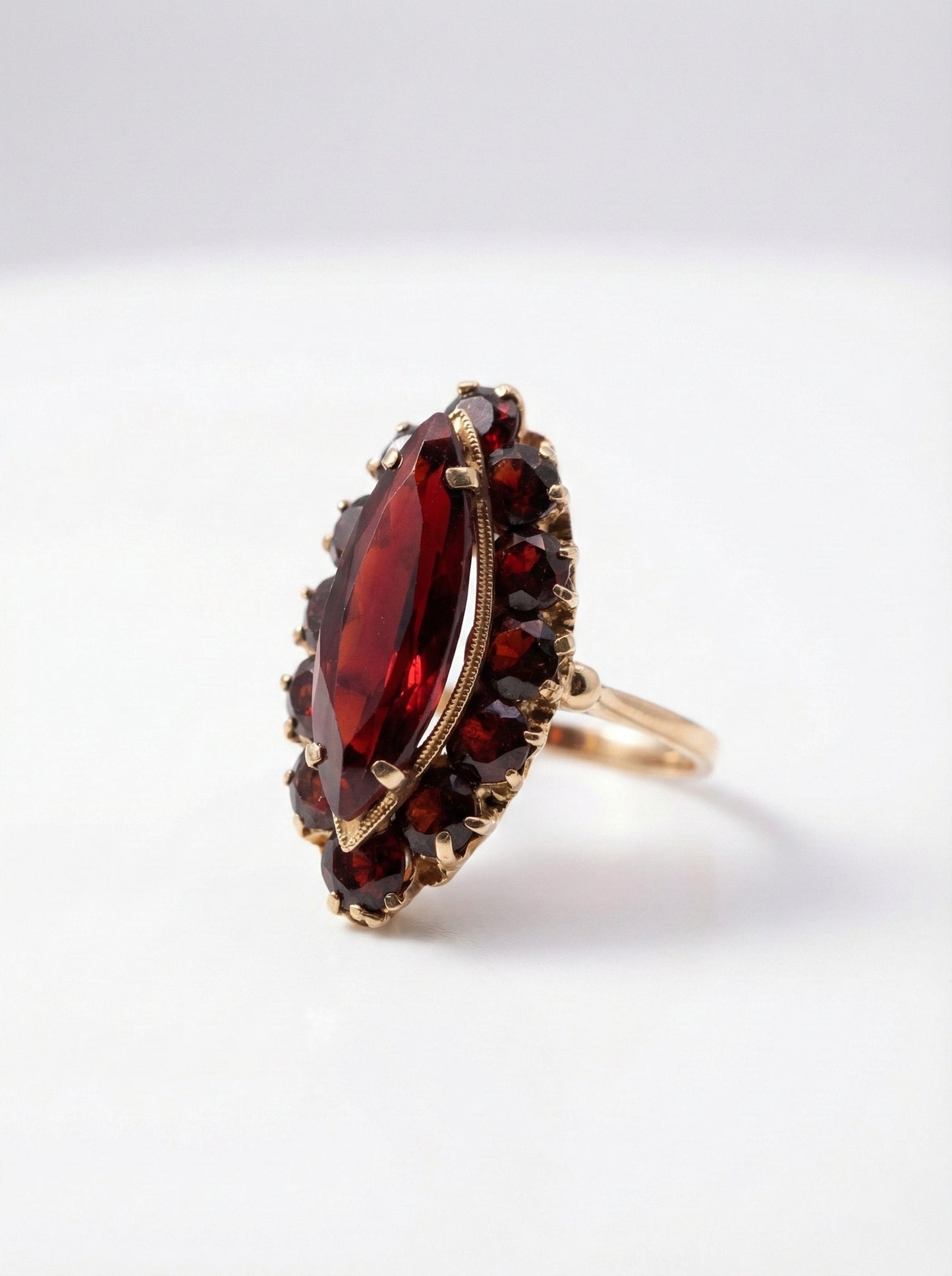Bohemian luxury: Vintage garnet ring in 18k gold – Deep wine red
