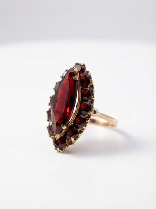Bohemian luxury: Vintage garnet ring in 18k gold – Deep wine red