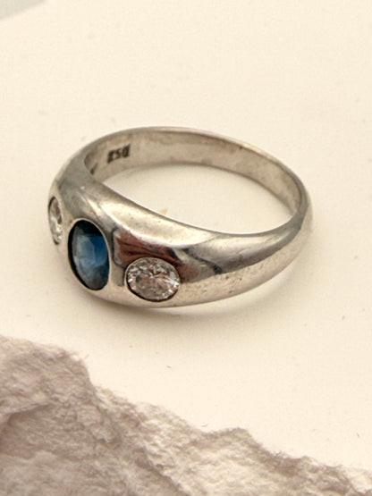 Elegant 750 white gold ring with sapphire &amp; 2 brilliant-cut diamonds