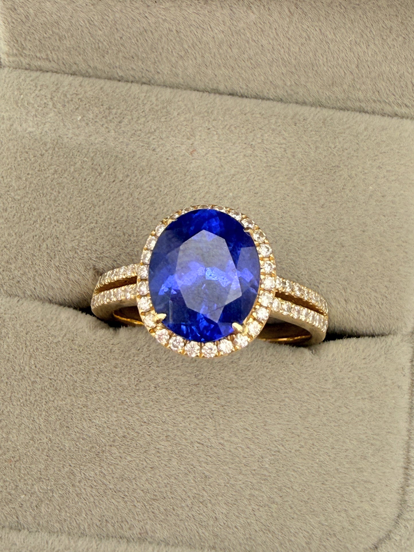 Traumhafter 18K Goldring mit tiefblauem Saphir & Brillanten – Zeitlose Eleganz