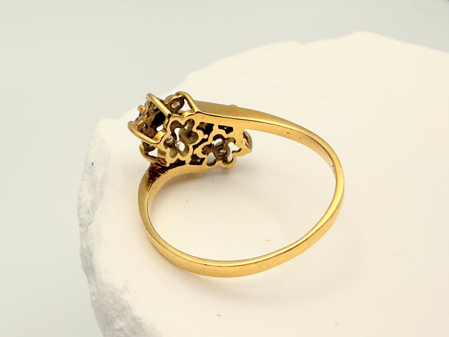 Exquisiter Entourage Ring: Saphire & Brillanten in 18 Karat Gold