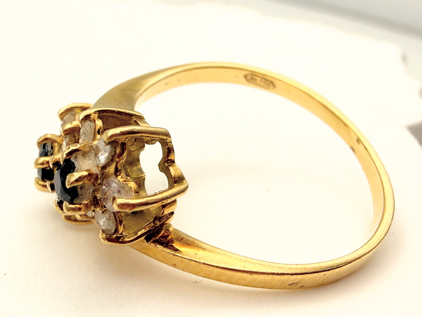 Exquisiter Entourage Ring: Saphire & Brillanten in 18 Karat Gold