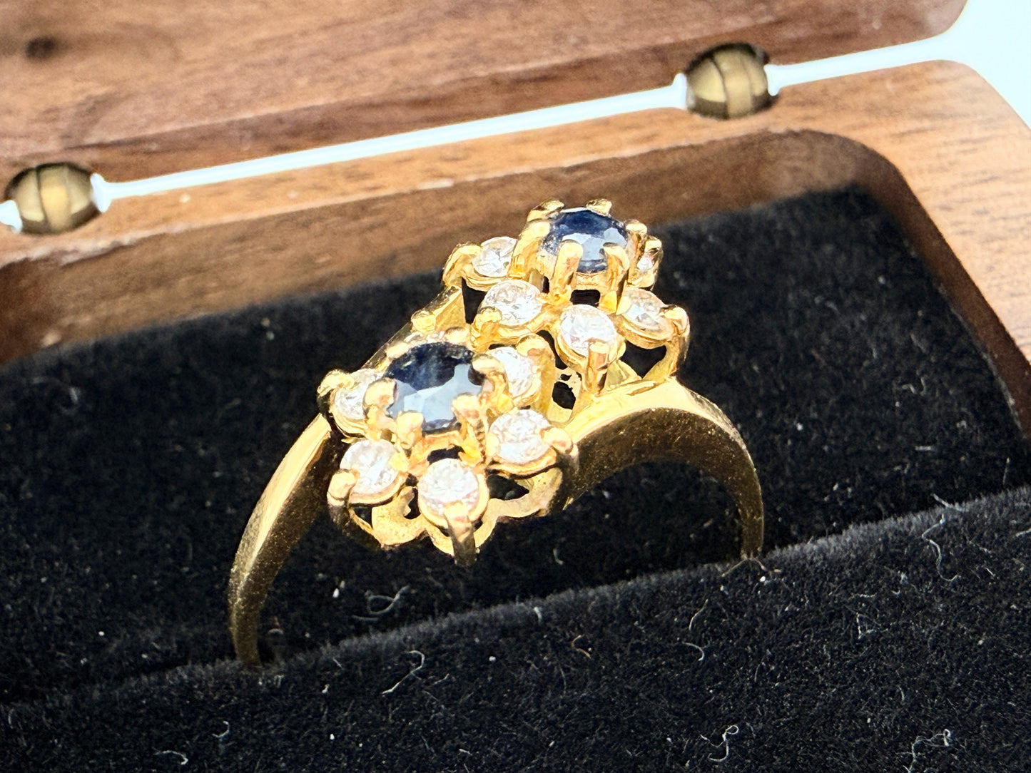 Exquisiter Entourage Ring: Saphire & Brillanten in 18 Karat Gold