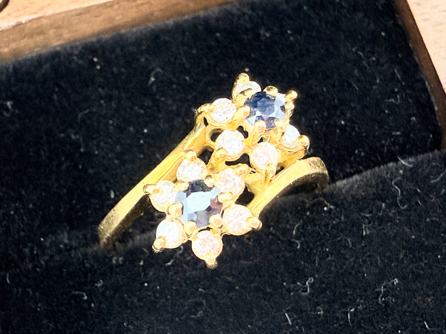 Exquisiter Entourage Ring: Saphire & Brillanten in 18 Karat Gold