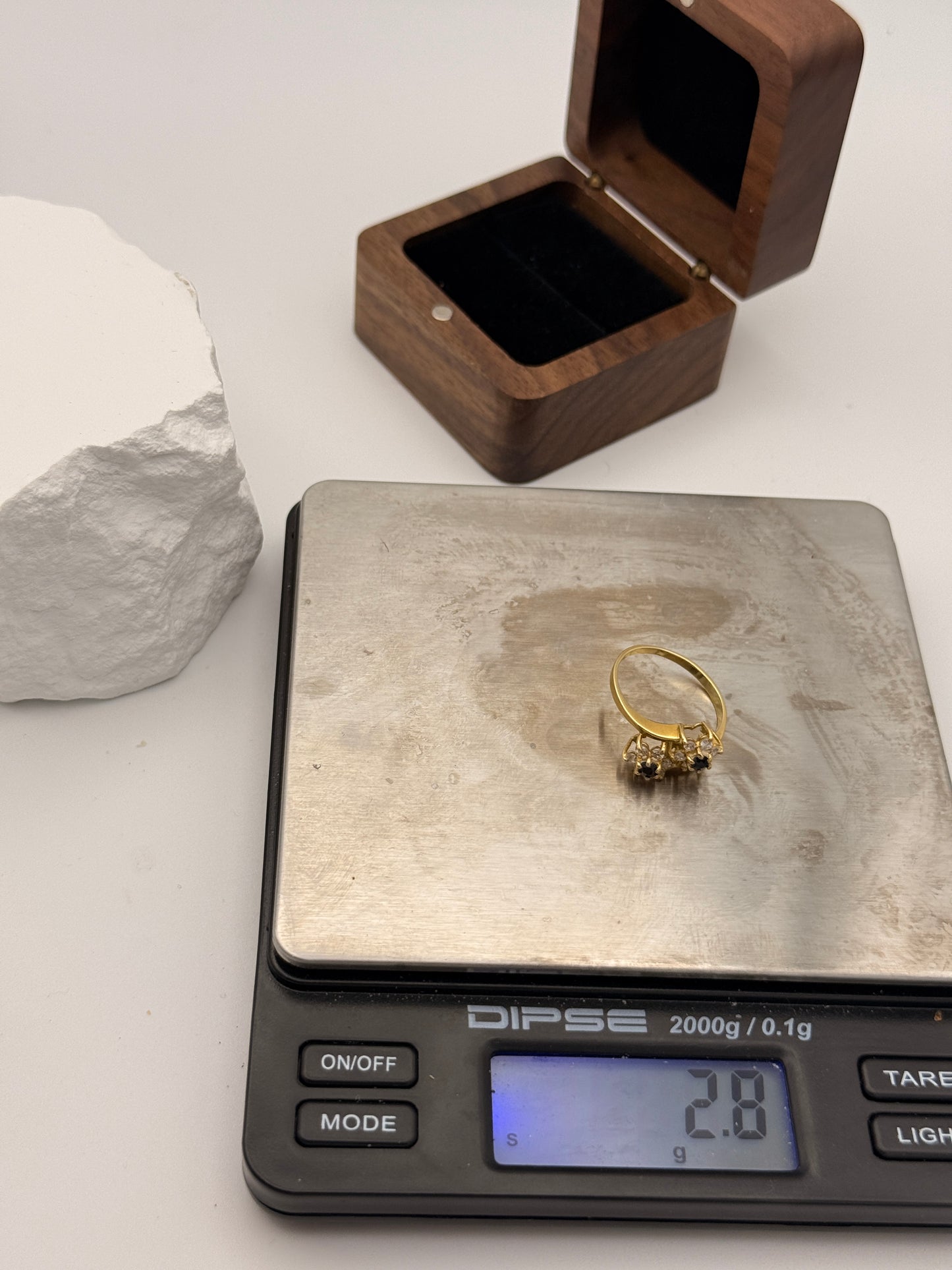 Exquisiter Entourage Ring: Saphire & Brillanten in 18 Karat Gold