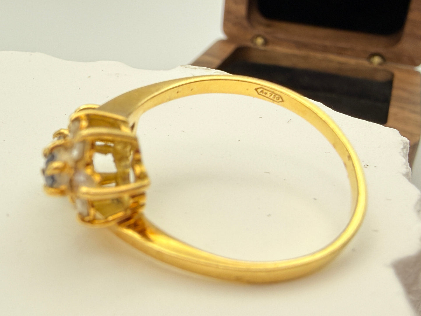 Exquisiter Entourage Ring: Saphire & Brillanten in 18 Karat Gold