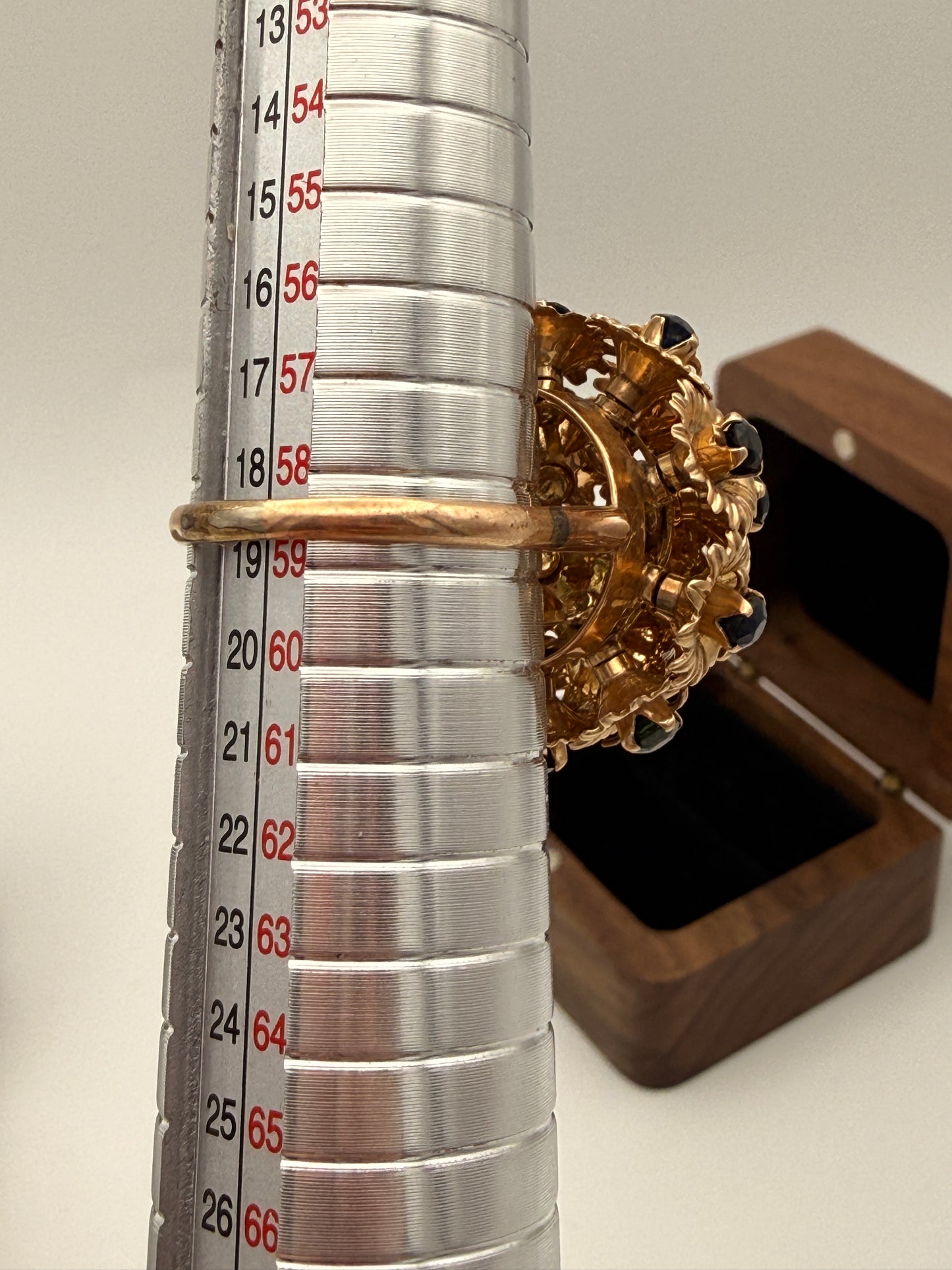 Prachtvolles Saphir-Bouquet: Vintage Cocktailring in 750 Gold, ca. 1960/70